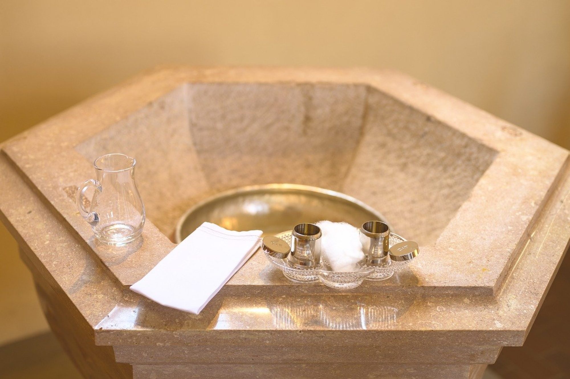 Fonts baptismaux en pierre dans une église catholique, la dernière ligne droite vers le baptême.