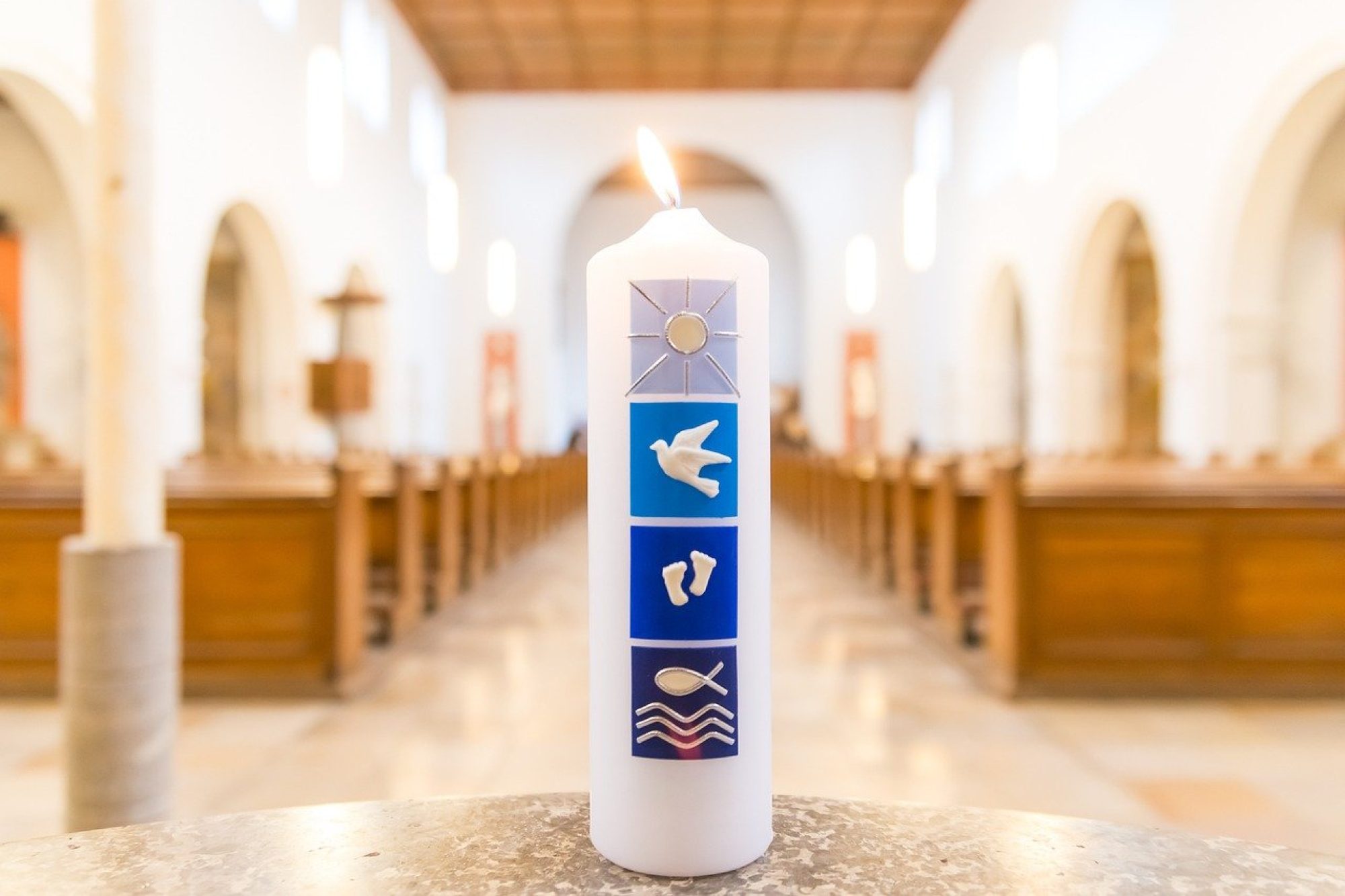 Cierge pascal allumé dans une église, symbole de la lumière du Christ lors de la Veillée Pascale. Le plus beau jour de ma vie